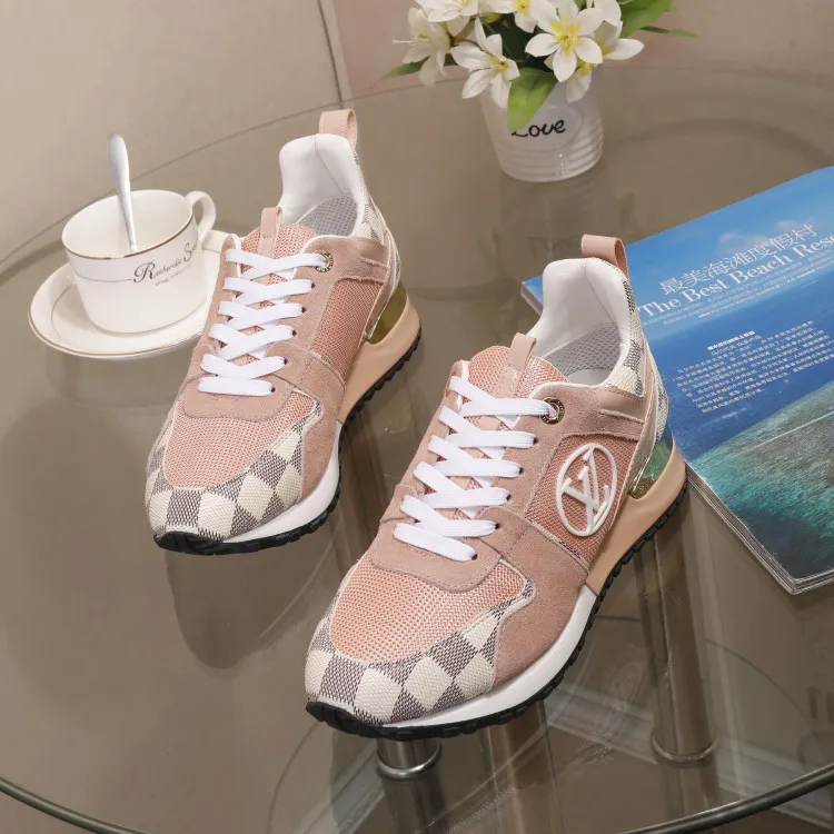 👟👟Ex-factory price 400👟👟 Men's size +10 Couple style, 2019 spring and summer new LOUIS VUITTON The same style of casual sports shoes is launched on Louis Vuitton's official website. Fabric: imported cowhide/cow velvet/breathable mesh, (imported mesh with silicone LV logo), rubber combination outsole, 2cm behind the sole, built-in 0.5cm comfortable feet, size 35-41 for women, 39-46 for men, welcome new and old customers to repost pictures for sale